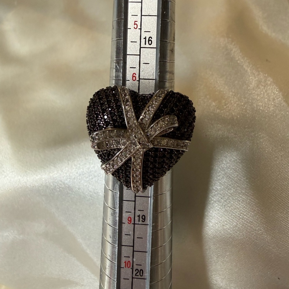 Black Swarkowki bow ring and Silver Heart Ring size 7 stamped W: 28 G - Picture 4 of 8